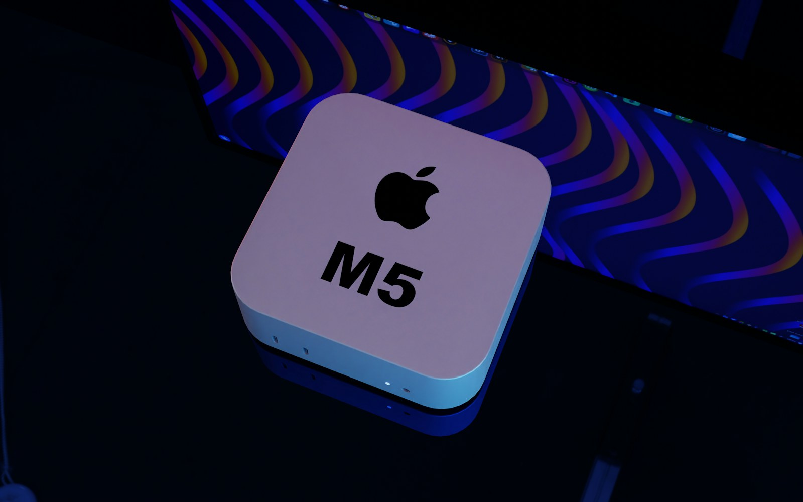 ダークデスクに置かれた Mac mini 本体